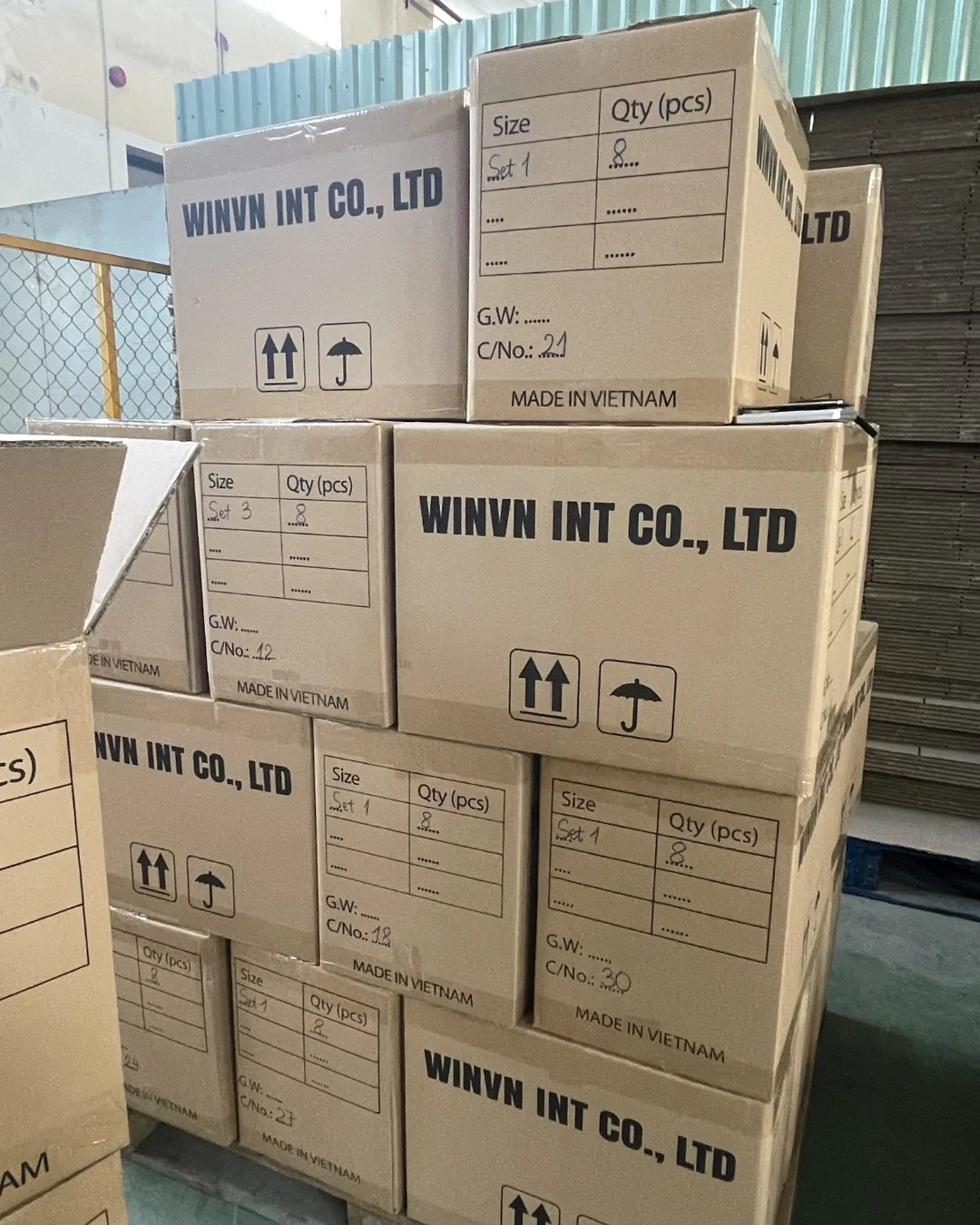 Close-up of the printed shipping-mark panel on a WINVN INT export carton