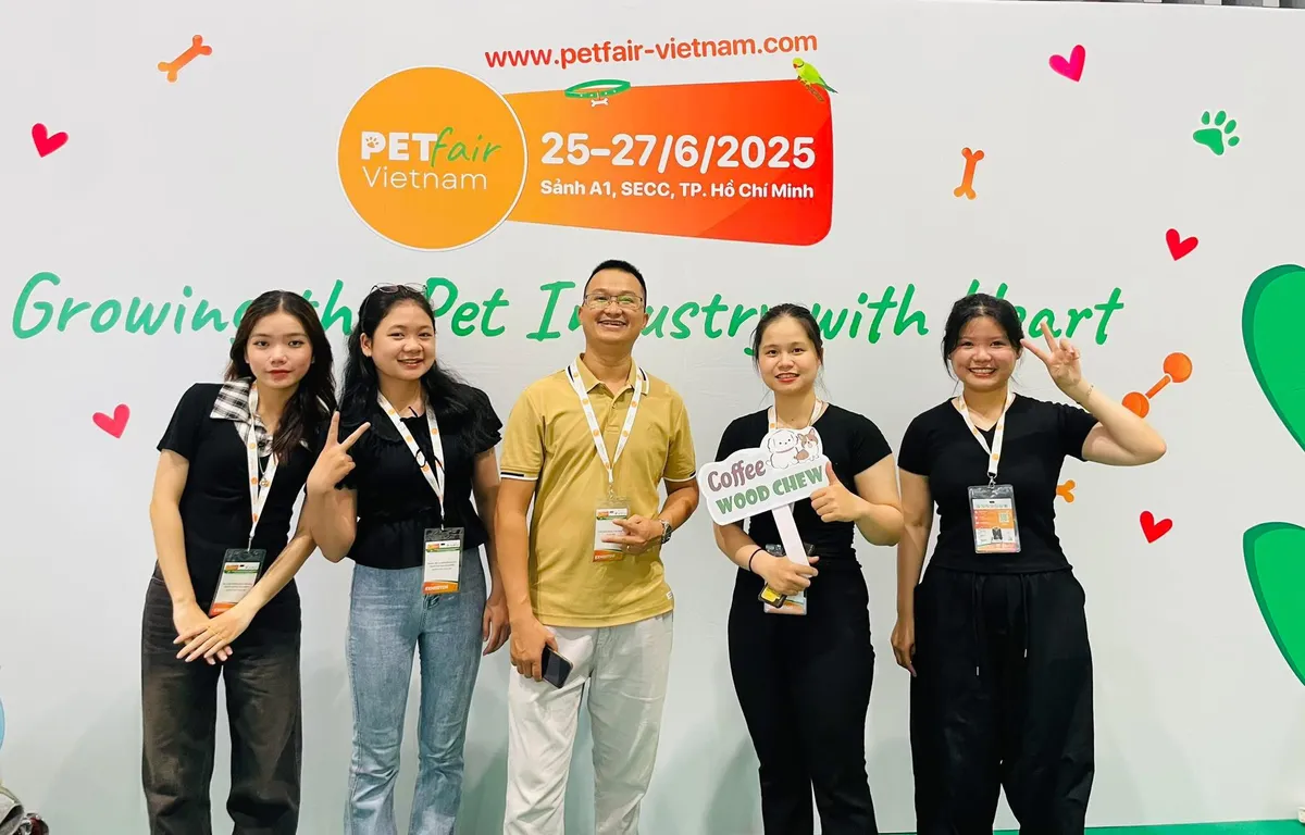 The WINVN INT team at the Pet Fair Vietnam 2025 stand in Ho Chi Minh City